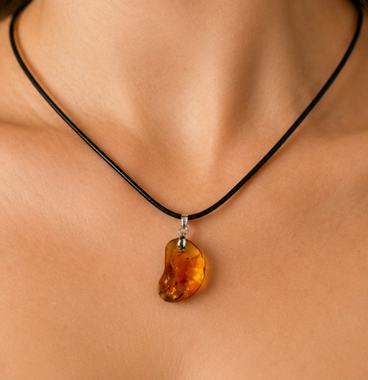 Charming Design Natural Clear Orange Amber Fossil inclusion Necklace adjustable
