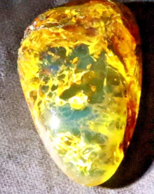Beautiful Natural Dominican Translucent Cognac Green Amber Polished Stone 21mm