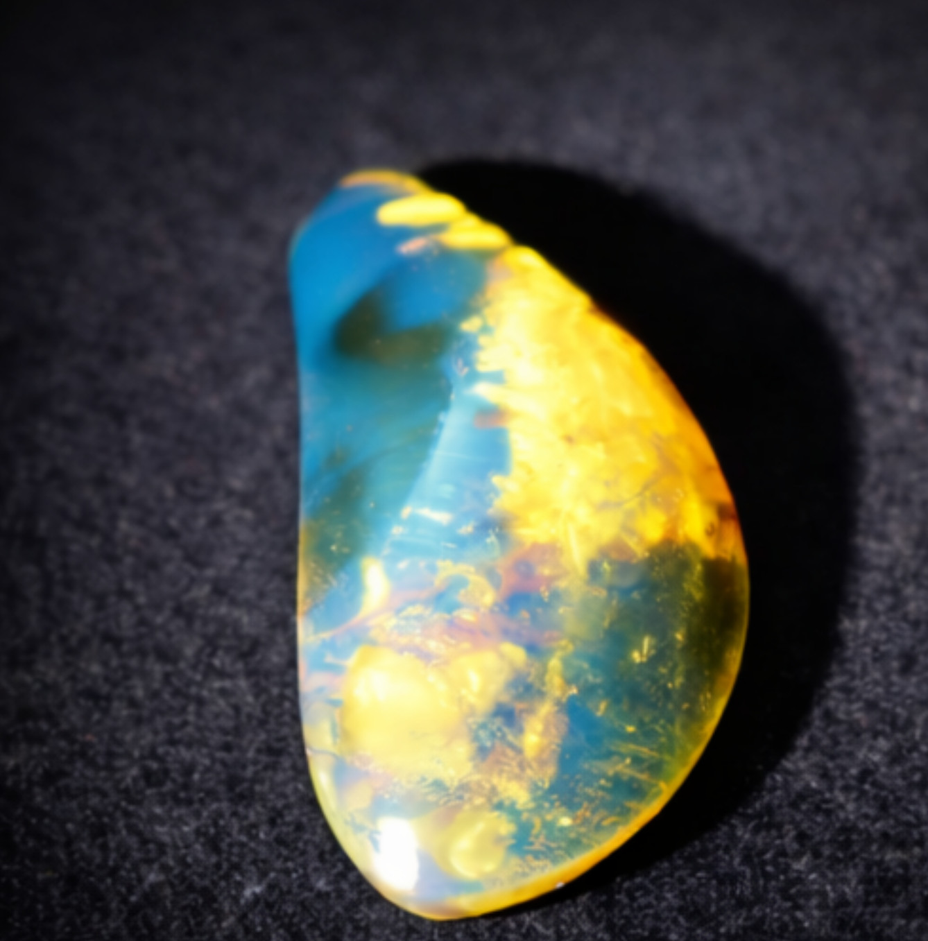 Charming Design Natural Dominican Clear Deep Blue Amber Polished Stone 32mm